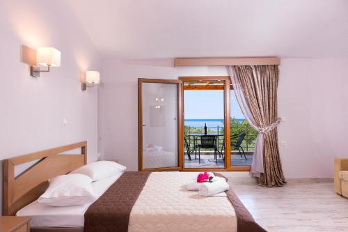 基尼拉Kapsogeorgis Rooms的一间卧室配有一张床,享有海景