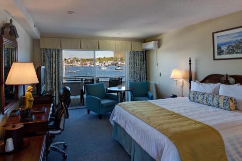 布斯贝港布朗码头旅馆的酒店客房配有一张床,享有水景