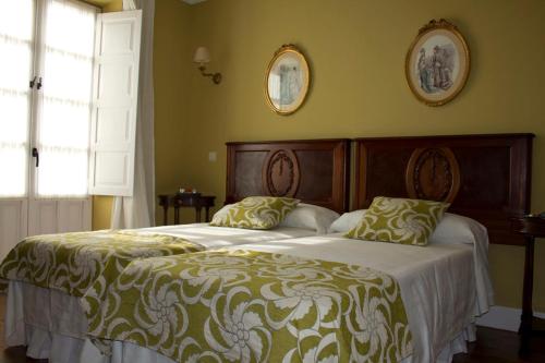 La VirgenPosada El Marqués De Trancadorio的卧室配有两张床,墙上有两面镜子