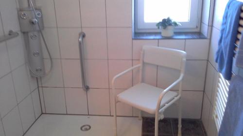 阿尔高内的伊门施塔特Haus Bergpanorama的浴室内配有带白色椅子的淋浴