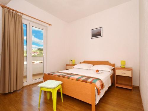 特罗吉尔Apartments Zarkovic的一间卧室设有一张床和一个大窗户