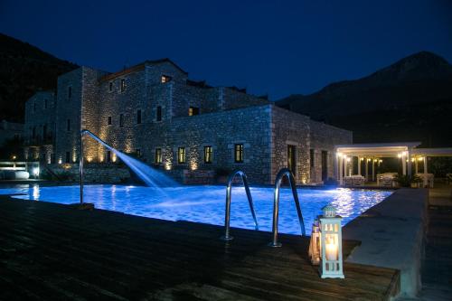 尼奥·奥伊蒂龙Itilo Traditional Hotel的一座晚上设有游泳池的建筑
