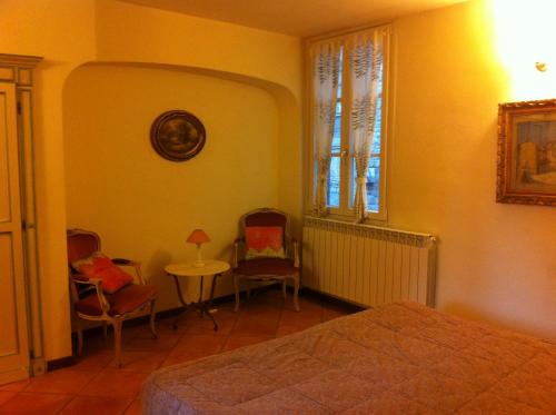 佛罗伦萨Leoni的卧室配有一张床和一张桌子及椅子