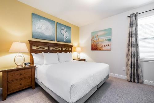 奥兰多Vibrant Elite Home with Theater Room near Disney by Rentyl - 7605M的卧室设有一张白色大床和一扇窗户。