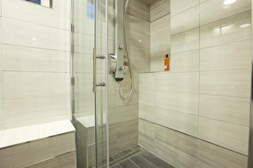 斯普利特斯普利特BVB旅馆的浴室里设有玻璃门淋浴