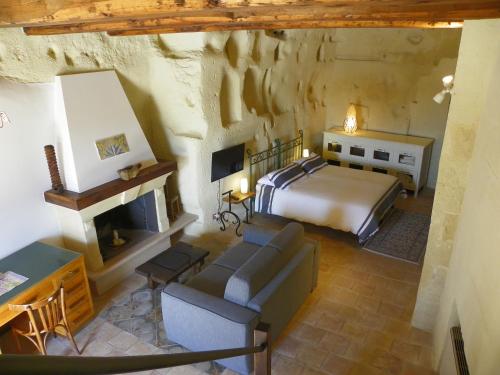 马泰拉洛库斯阿美努斯旅馆的一间卧室配有一张床和一个沙发