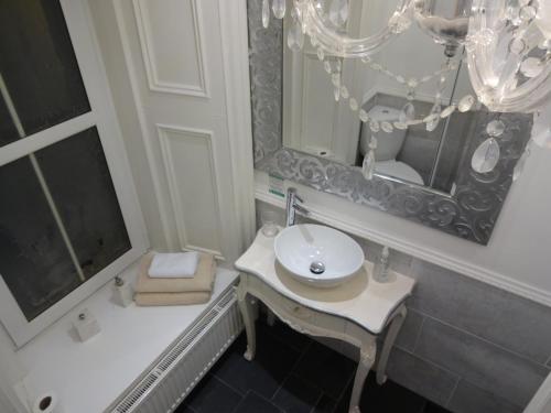 阿伯丁Lochnagar Guest House的浴室设有白色水槽和镜子