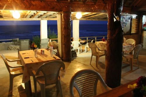 塔纳岛洛基里奇度假屋的一间带桌椅的海景餐厅