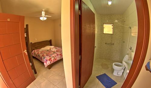 阿瓜斯迪林多亚Pousada Natalino Broleze的带淋浴和卫生间的浴室以及1张床。