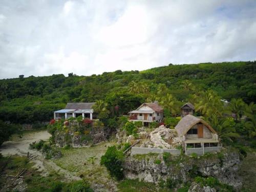 塔纳岛洛基里奇度假屋的山顶上一群房子