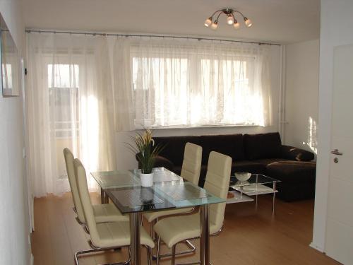 柏林Stars Berlin Apartments的客厅配有桌椅和沙发