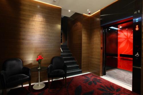 香港尚豪酒店的大堂设有两把椅子和铺有红地毯的楼梯