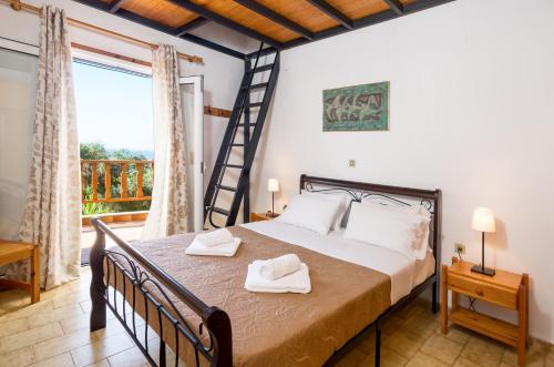 锡蒂亚Romanza Villas的一间卧室设有一张床和一个阳台