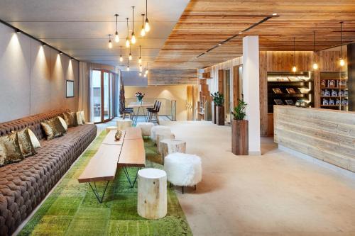 拉迪斯Alpine Resort Goies Superior的带沙发和桌椅的客房