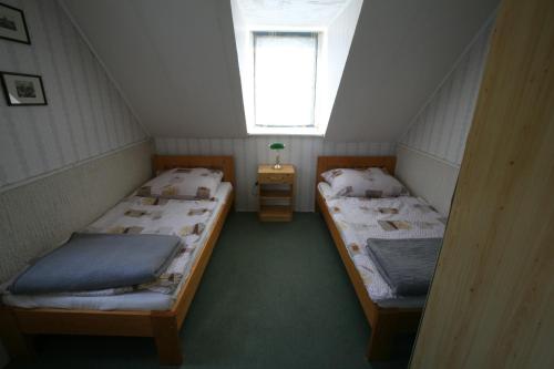 琼格拉德Gyula-tanya Vendégház的小型客房 - 带2张床和窗户