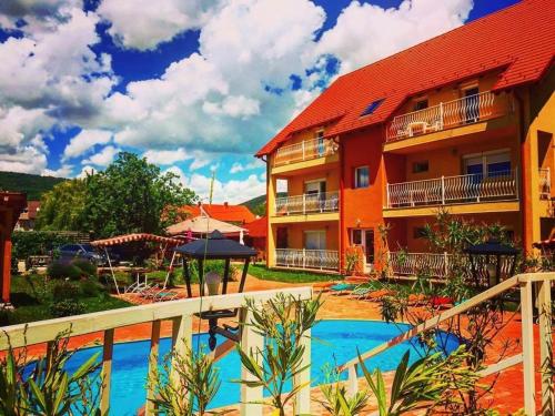 巴拉顿菲赖德安德烈帕恩斯伊奥酒店的一座带游泳池的度假村,位于一座建筑前