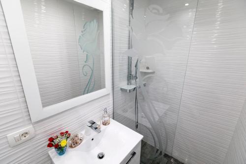 斯普利特Rose Apartment的白色的浴室设有水槽和淋浴。