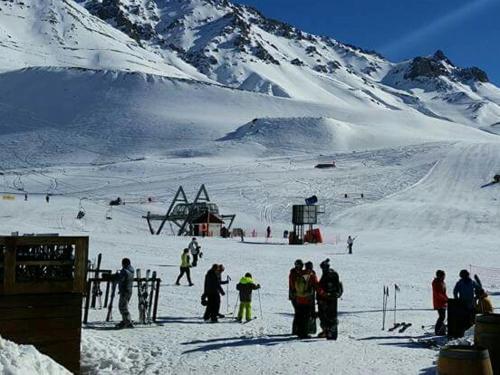 拉斯莱尼亚斯Rodas - Las Leñas的一群站在滑雪场雪地里的人