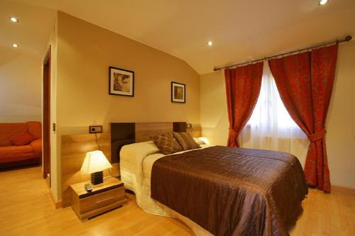 坎加斯德尔纳尔塞亚佩尼格兰德酒店的一间卧室配有一张床、一张沙发和一个窗口