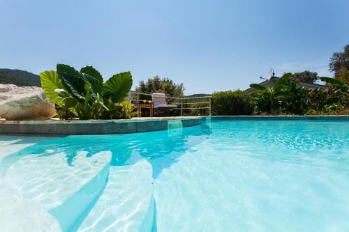 Relax tiny villas 40 meters of the beach内部或周边的泳池