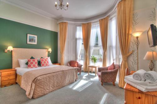 托基艾奥娜酒店的一间卧室配有一张床、一把椅子和窗户。