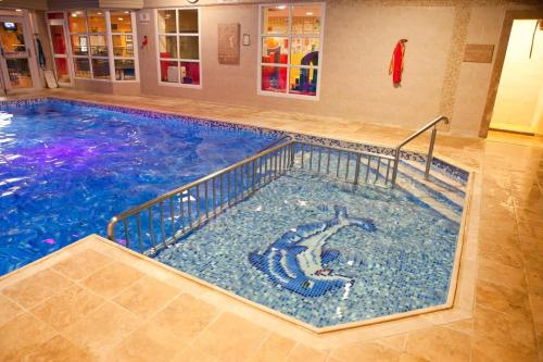 莫纳汉四季酒店及休闲俱乐部的大楼内的大型游泳池