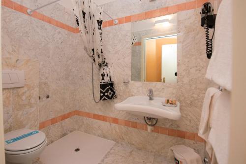 坎诺比奥坎帕尼亚酒店的一间带水槽、卫生间和镜子的浴室