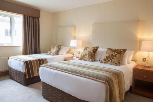 莫纳汉四季酒店及休闲俱乐部的酒店客房,设有两张床和一张沙发