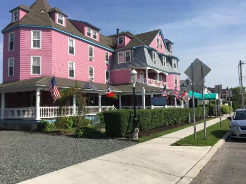 Bay Head格林维尔宾馆及餐厅的街道边的粉红色房子