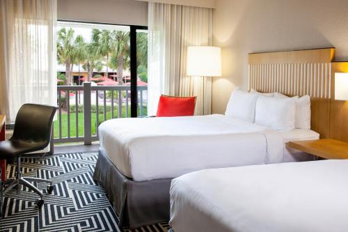 奥兰多国际大道温德姆奥兰多度假村的酒店客房设有两张床和一个阳台。