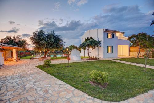 阿尔米罗斯海滩Skales Villas的前面有草坪的房子