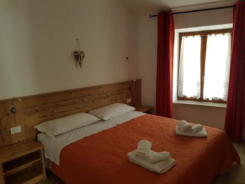 莱维科特尔梅Appartamento Nido in centro的一间卧室配有一张床,上面有两条毛巾