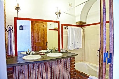 蒙萨拉什Casa Saramago的浴室配有2个盥洗盆和1个浴缸。