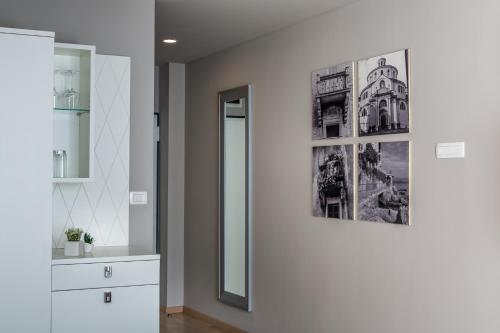 奥帕提亚普利洛克公寓酒店的一间带镜子和水槽的浴室
