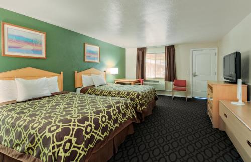 尤金市区旅馆的酒店客房设有两张床和一台平面电视。