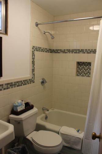 法尔茅斯小镇海滩汽车旅馆的浴室配有卫生间、浴缸和水槽。