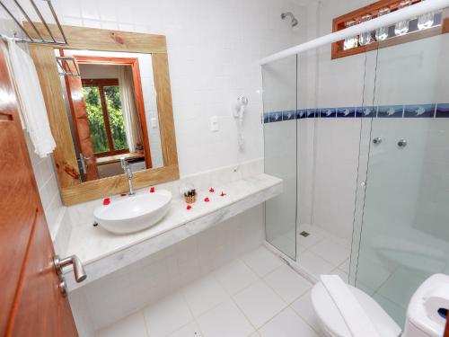 普拉亚多Pousada Paraíso do Forte的白色的浴室设有水槽和淋浴。