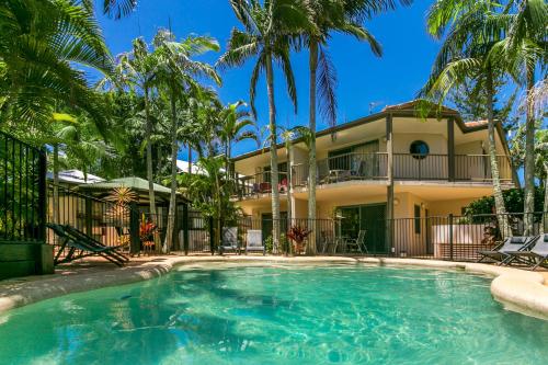 拜伦湾拜伦湾海滩公寓的棕榈树屋前的游泳池