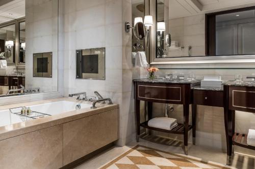 澳门澳门四季酒店的带浴缸和盥洗盆的大浴室