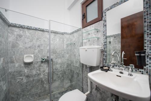 Pyrgi Thermis帕弗利马里一室公寓的浴室配有卫生间、盥洗盆和淋浴。