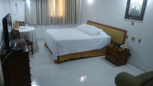 巴乌鲁Obeid Plaza Hotel的一间卧室配有一张床和一台电视