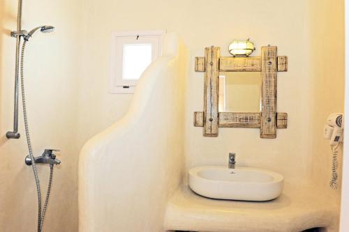 MandrakiaSarakiniko View Studios的一间带水槽和镜子的浴室