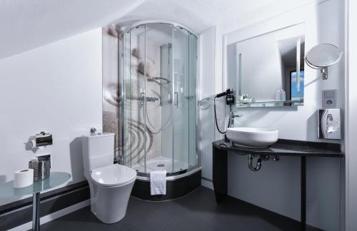 布伦瑞克福禄林酒店的带淋浴、卫生间和盥洗盆的浴室