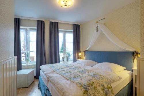 贝尔恩卡斯特尔-库斯Märchenhotel的一间卧室配有一张大床和蓝色床头板
