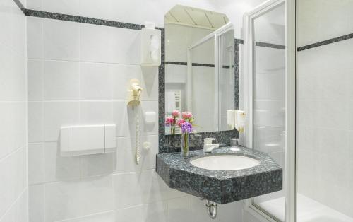 HeimbuchenthalPANORAMA Hotel Heimbuchenthal的一间带水槽和镜子的浴室