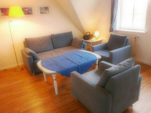 里斯特Westhof-7的客厅配有沙发和两把椅子