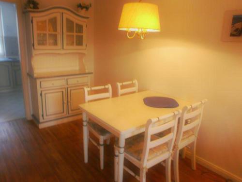 里斯特Westhof-7的厨房配有餐桌和椅子
