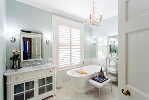 滨湖尼亚加拉Historic Lyons House的带浴缸、水槽和镜子的浴室