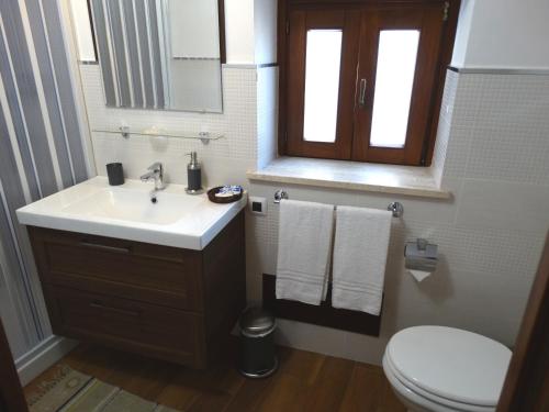 杰拉切La Casetta的一间带水槽和卫生间的浴室