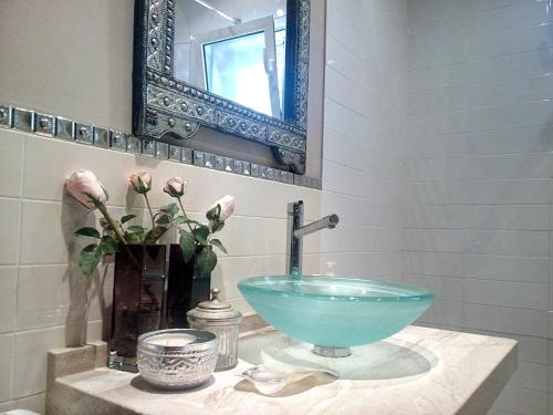 圣玛丽亚港Mis Tres Centenarios的一间带碗水槽和镜子的浴室